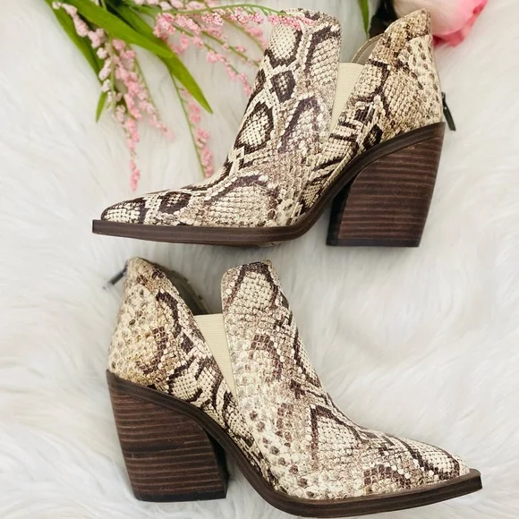 Vince Camuto Gradina Heeled Booties - Picture 4 of 7